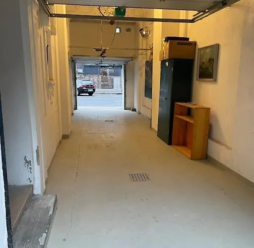Quiet Close To Center *